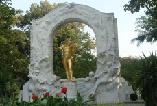 Austria_-_Wiede_-_park_miejski_-_pomnik_Straussa.JPG